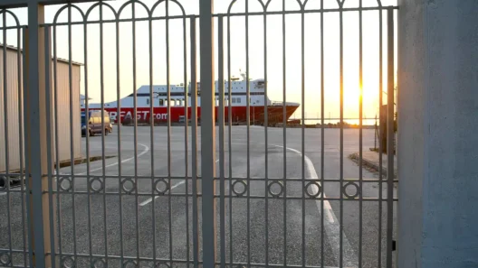 Λιμάνι Πάτρας με σκάφη και φόντο αστικού τοπίου