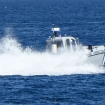 Εισροή υδάτων σε καταμαράν με επιβαίνοντες στη Σύρο