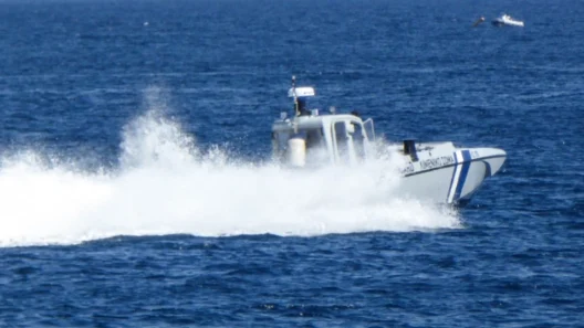 Εισροή υδάτων σε καταμαράν με επιβαίνοντες στη Σύρο