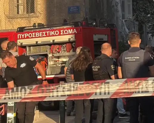 Πλάκα με το όνομα Λισικράτους σε δημόσιο χώρο