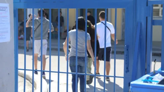 Αίγιο: Ανήλικοι μπήκαν σε σχολείο διατάραξαν το μάθημα και συνελήφθησαν 16 Σχολική αίθουσα στο Αίγιο με μαθητές που διαταράσσουν το μάθημα