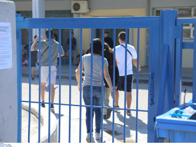Σχολική αίθουσα στο Αίγιο με μαθητές που διαταράσσουν το μάθημα
