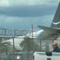 Μακέτα Boeing σε αεροδρόμιο του Μαϊάμι, με καταστροφή αεροσκάφους