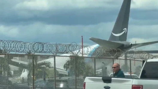 Μακέτα Boeing σε αεροδρόμιο του Μαϊάμι, με καταστροφή αεροσκάφους