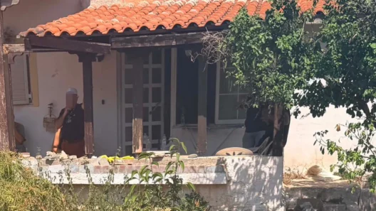 Μαραθώνας: Γυναίκα είχε θαμμένη τη μητέρα της στην αυλή του σπιτιού για να παίρνει τη σύνταξη 13 Μαραθώνας: Γυναίκα είχε θαμμένη τη μητέρα της στην αυλή του σπιτιού για να παίρνει τη σύνταξη