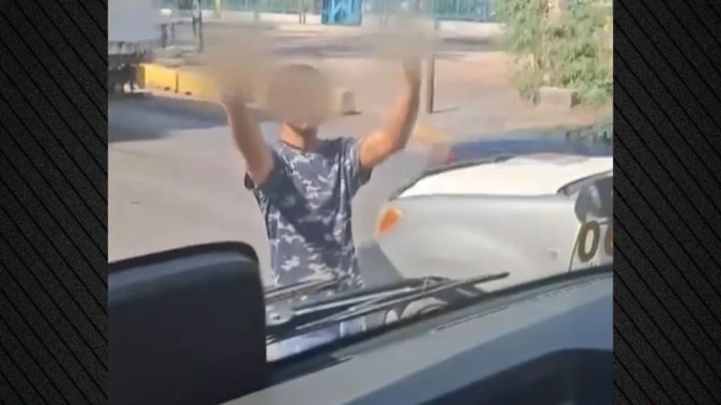 Ρομά μπλοκάρουν λεωφορείο στην Ακτή Μιαούλη, οδηγός υπό επίθεση