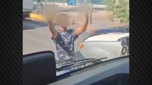 Ακτή Μιαούλη: Ρομά μπλόκαραν λεωφορείο και προπηλάκισαν οδηγό 15 Ρομά μπλοκάρουν λεωφορείο στην Ακτή Μιαούλη, οδηγός υπό επίθεση