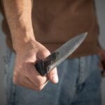Πάτρα: Τον κυνηγούσαν αστυνομικοί και πέταξε κουζινομάχαιρο