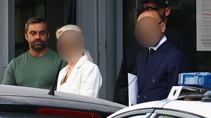 Μεγάλο πλήθος διαδηλωτών με πανό που γράφει Ναι