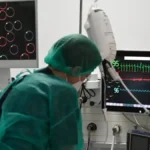 Ένας νέος θάνατος από κορονοϊό και 16 εισαγωγές με γρίπη την τελευταία εβδομάδα –