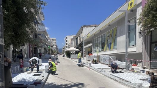 Αναπλασμένη οδός Μητρόπολεως στην Αίγιο, φωτογραφία του έργου