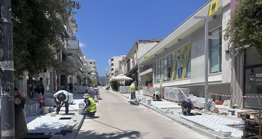 Αίγιο: Εως τα τέλη Οκτωβρίου μεγάλο μέρος της ανάπλασης στην οδό Μητροπόλεως ΦΩΤΟ