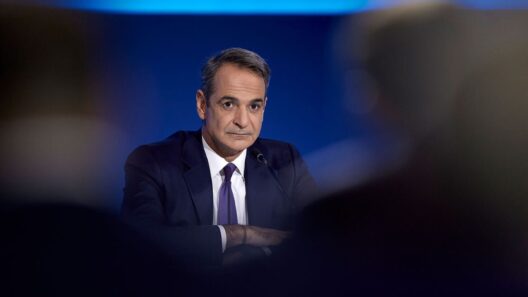 ΔΕΘ: Όλα όσα είπε ο Κυριάκος Μητσοτάκης στη συνέντευξη Τύπου - Οικονομία, ελληνοτουρκικά και το πολιτικό σκηνικό ΒΙΝΤΕΟ 13 Ο Κυριάκος Μητσοτάκης με σκούρο κοστούμι και γραβάτα, με σταυρωμέν…