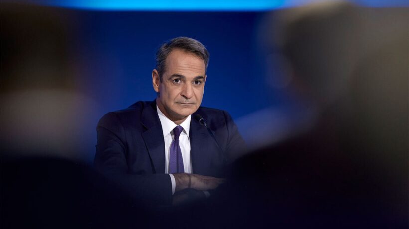 ΔΕΘ: Όλα όσα είπε ο Κυριάκος Μητσοτάκης στη συνέντευξη Τύπου - Οικονομία, ελληνοτουρκικά και το πολιτικό σκηνικό ΒΙΝΤΕΟ 4 Ο Κυριάκος Μητσοτάκης με σκούρο κοστούμι και γραβάτα, με σταυρωμέν…