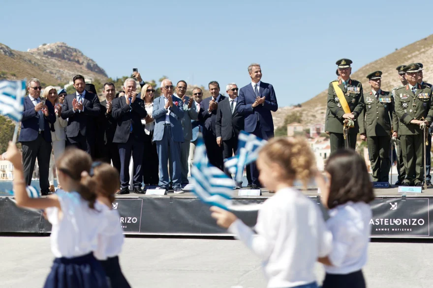 Μητσοτάκης από Καστελλόριζο: «Δεν δεχόμαστε απειλές και υποδείξεις» - Ειδικό σχέδιο ενίσχυσης με κίνητρο 5.000 ευρώ 8 Μητσοτάκης από Καστελλόριζο: «Δεν δεχόμαστε απειλές και υποδείξεις» - Ειδικό σχέδιο ενίσχυσης με κίνητρο 5.000 ευρώ