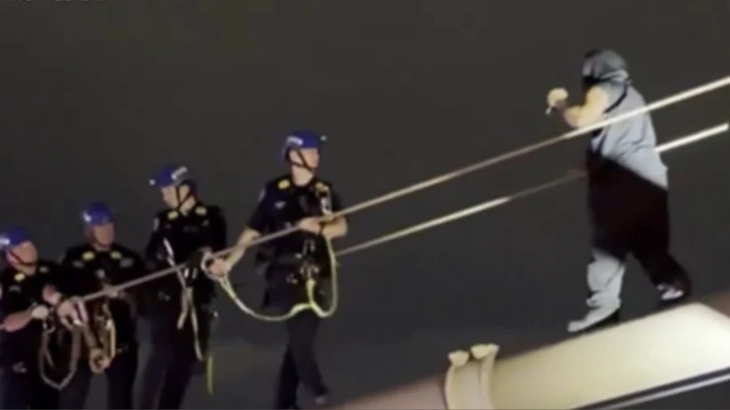 Μπρούκλιν: Τραγωδία στη γέφυρα με αστυνομικούς ΒΙΝΤΕΟ 4 Σκηνές από τραγική βίδα στη Γέφυρα του Μπρούκλιν στη Νέα Υόρκη