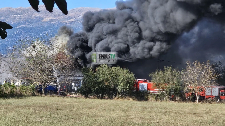 Φωτιά σε εργοστάσιο ανακύκλωσης οχημάτων στα Ιωάννινα ΦΩΤΟ 6 Φωτιά σε εργοστάσιο ανακύκλωσης οχημάτων στα Ιωάννινα ΦΩΤΟ
