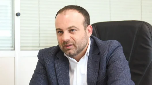 Φωτογραφία δύο γενεών σε συζήτηση, η μία χτυπά, η άλλη προχωρά