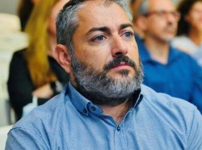 Σκουπίδια στην Πάτρα με το σήμα του Δήμου
