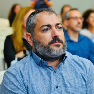 Σκουπίδια στην Πάτρα με το σήμα του Δήμου