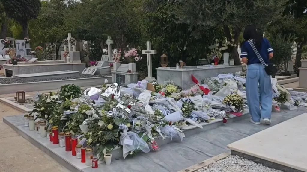 Βουβό προσκύνημα στο μνήμα του Γιώργου Μαζωνάκη: Δεκάδες θαυμαστές στο νεκροταφείο