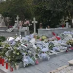 Βουβό προσκύνημα στο μνήμα του Γιώργου Μαζωνάκη: Δεκάδες θαυμαστές στο νεκροταφείο