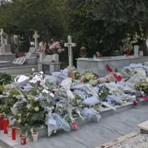 Βουβό προσκύνημα στο μνήμα του Γιώργου Μαζωνάκη: Δεκάδες θαυμαστές στο νεκροταφείο 3 Βουβό προσκύνημα στο μνήμα του Γιώργου Μαζωνάκη: Δεκάδες θαυμαστές στο νεκροταφείο