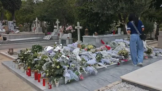 Βουβό προσκύνημα στο μνήμα του Γιώργου Μαζωνάκη: Δεκάδες θαυμαστές στο νεκροταφείο 13 Βουβό προσκύνημα στο μνήμα του Γιώργου Μαζωνάκη: Δεκάδες θαυμαστές στο νεκροταφείο