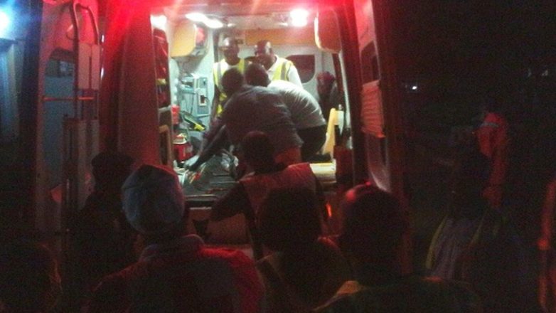 Σκηνή έκτακτης ανάγκης με ασθενοφόρο και διασώστες, πιθανόν μετά α…