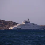 Πάρος: Ο σεΐχης και αν. πρωθυπουργός των Εμιράτων με θηριώδη θαλαμηγό ΦΩΤΟ