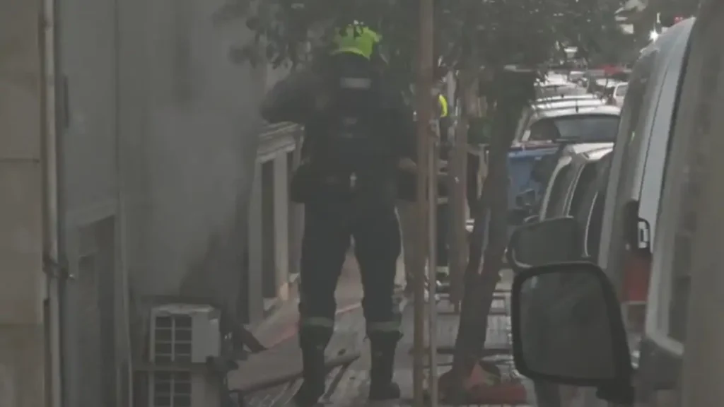 Κατεστραμμένη πολυκατοικία στο Παγκράτι μετά από έκρηξη και φωτιά