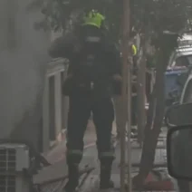 Κατεστραμμένη πολυκατοικία στο Παγκράτι μετά από έκρηξη και φωτιά
