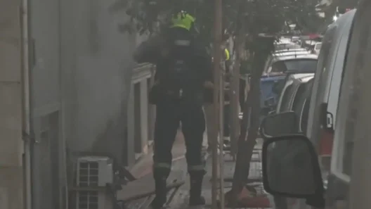 Κατεστραμμένη πολυκατοικία στο Παγκράτι μετά από έκρηξη και φωτιά