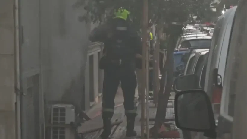 Κατεστραμμένη πολυκατοικία στο Παγκράτι μετά από έκρηξη και φωτιά