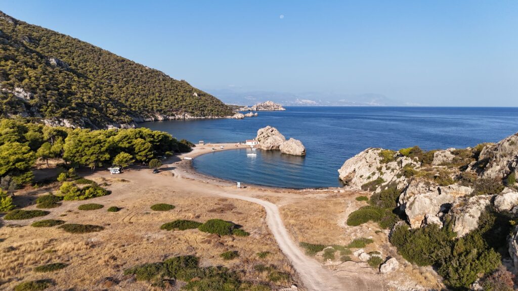 Παραλία Μουλόκοπι στην Κορινθία, με γαλήνια θάλασσα