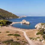 Η παραλία κοντά στην Κορινθία που μοιάζει με εξωτικό νησί ΒΙΝΤΕΟ