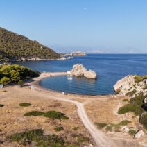 Η παραλία κοντά στην Αθήνα που μοιάζει με εξωτικό νησί ΒΙΝΤΕΟ 2 Παραλία Μουλόκοπι στην Κορινθία, με γαλήνια θάλασσα