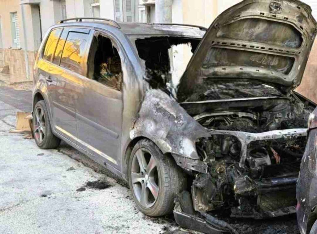 Πάτρα: Στην μακρά λίστα 40 «εμπρησμών» δύο ακόμα καμένα οχήματα στο Ψαροφάι ΦΩΤΟ