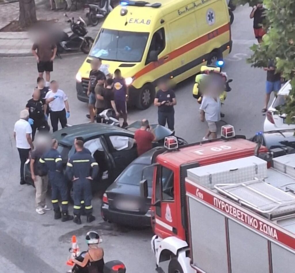Πάτρα: Τροχαίο με τραυματίες και καπνούς σε αυτοκίνητο στα Ζαρουχλέϊκα ΦΩΤΟ