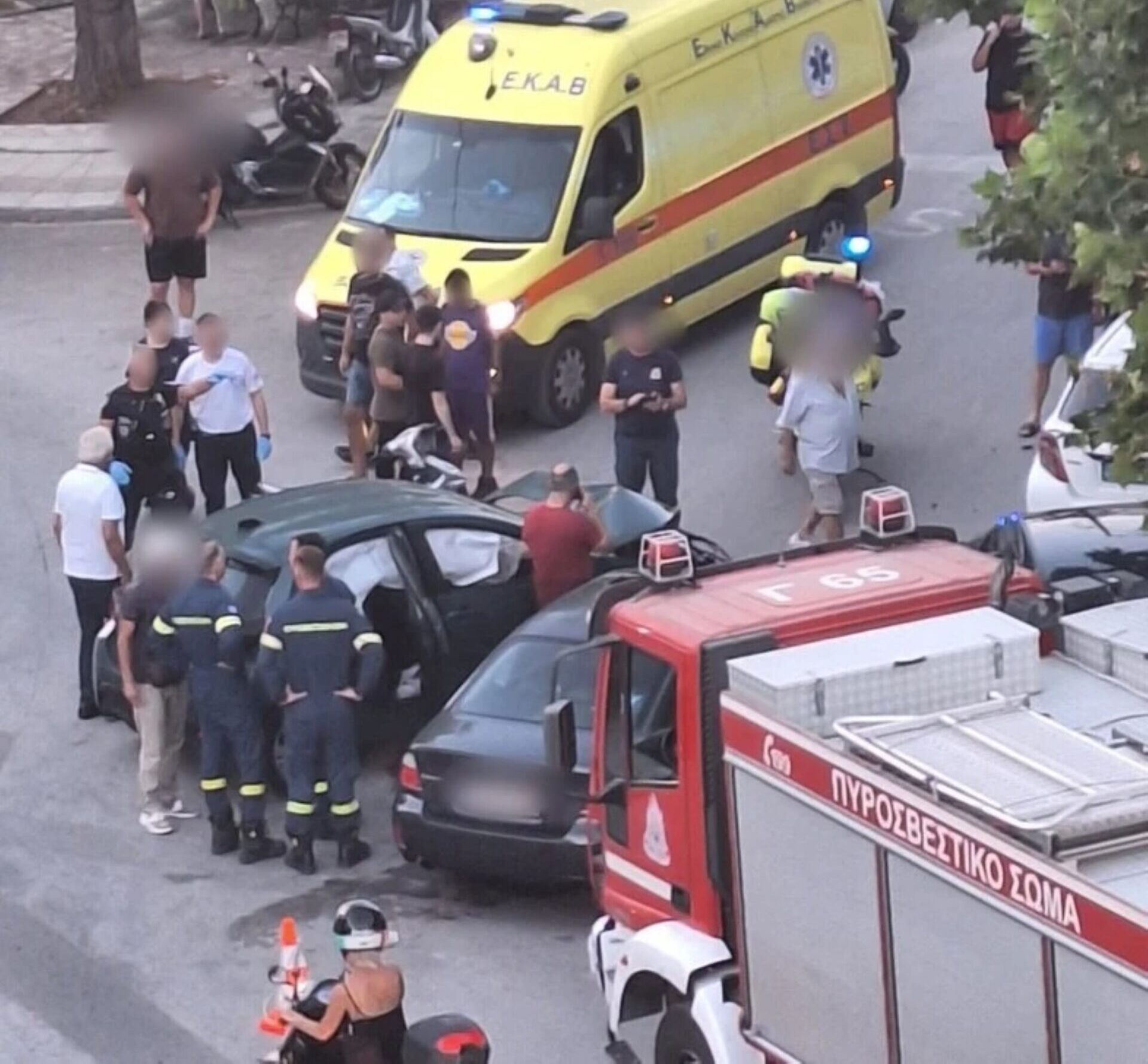 Πάτρα: Τροχαίο με τραυματίες και καπνούς σε αυτοκίνητο στα Ζαρουχλέϊκα ΦΩΤΟ