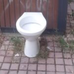 Πάτρα: Πέταξαν λεκάνη τουαλέτας «φάτσα μόστρα» σε πεζοδρόμιο ΦΩΤΟ