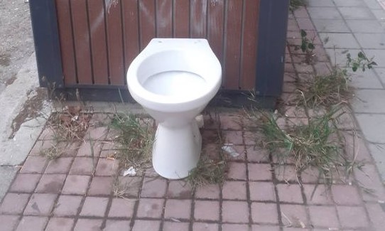 Πάτρα: Πέταξαν λεκάνη τουαλέτας «φάτσα μόστρα» σε πεζοδρόμιο ΦΩΤΟ