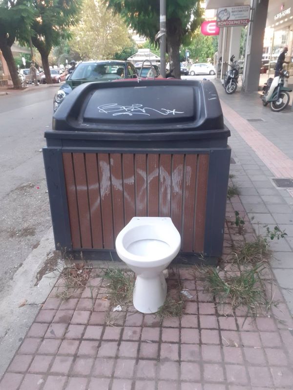 Πάτρα: Πέταξαν λεκάνη τουαλέτας «φάτσα μόστρα» σε πεζοδρόμιο ΦΩΤΟ