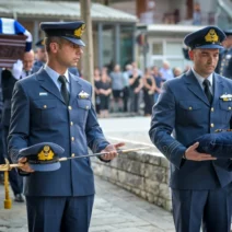 Γιάννενα: Θρήνος στο τελευταίο αντίο στον σμηναγό Δημήτριο Πέτρου που σκοτώθηκε στην Τανάγρα ΦΩΤΟ