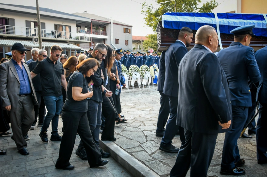 Γιάννενα: Θρήνος στο τελευταίο αντίο στον σμηναγό Δημήτριο Πέτρου που σκοτώθηκε στην Τανάγρα ΦΩΤΟ