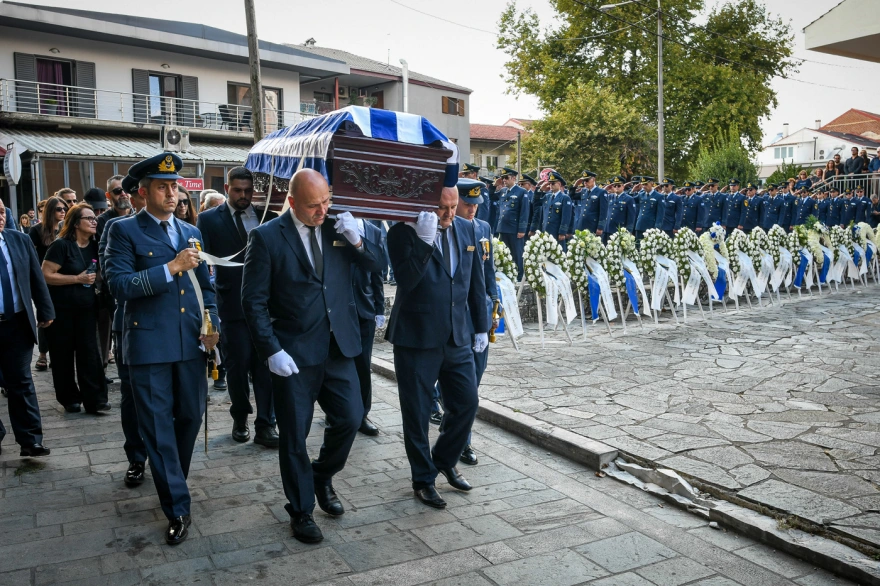 Γιάννενα: Θρήνος στο τελευταίο αντίο στον σμηναγό Δημήτριο Πέτρου που σκοτώθηκε στην Τανάγρα ΦΩΤΟ