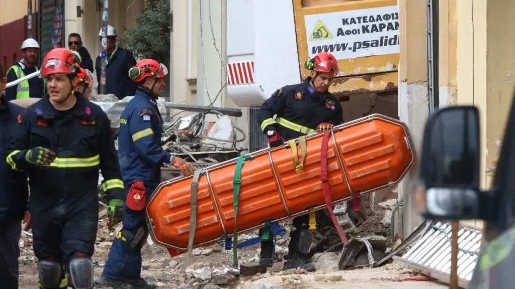 Πλάκα: Άλλες δύο σοροί και ζευγάρι ηλικιωμένων στο κτίριο που κατέρρευσε ΒΙΝΤΕΟ