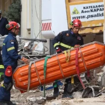 Πλάκα: Άλλες δύο σοροί και ζευγάρι ηλικιωμένων στο κτίριο που κατέρρευσε ΒΙΝΤΕΟ