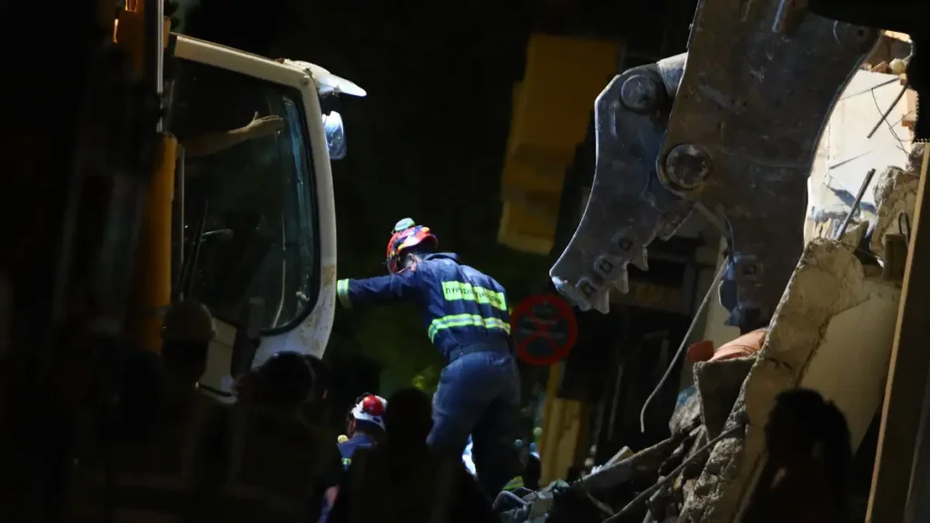 Πλάκα: Θρίλερ με τουρίστες στο κτίριο που έγινε η έκρηξη – Αγωνία και για τους ηλικιωμένους BINTEO