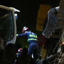 Πλάκα: Θρίλερ με τουρίστες στο κτίριο που έγινε η έκρηξη – Αγωνία και για τους ηλικιωμένους BINTEO
